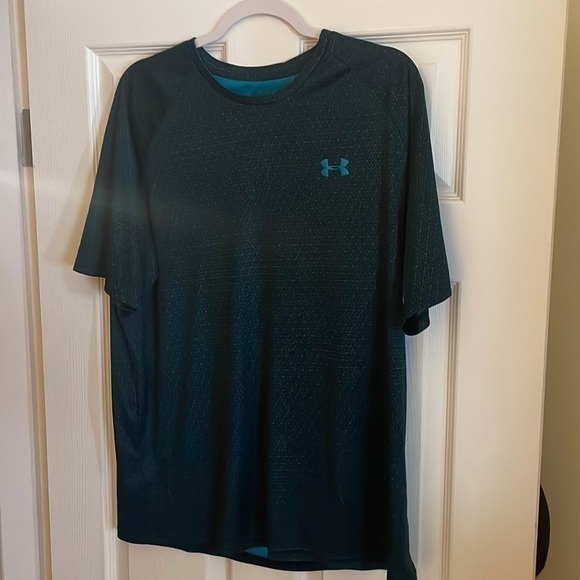 𝅺UNDERARMOUR HeatGear Loose XL Patterned Dark Blue T-shirt - Picture 1 of 3